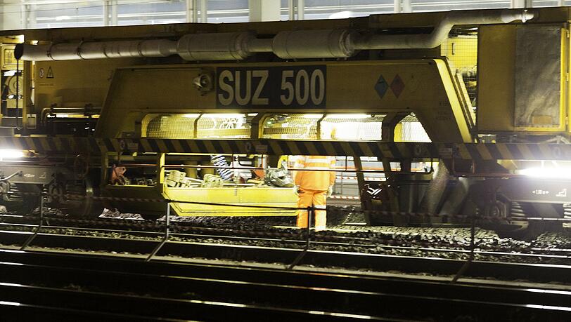 Der Schnellumbauzug SUZ500 entfernt in einem ersten Arbeitsschritt die alten Schwellen und Schienen ... Der Schnellumbauzug SUZ500 entfernt in einem ersten Arbeitsschritt die alten Schwellen und Schienen ...