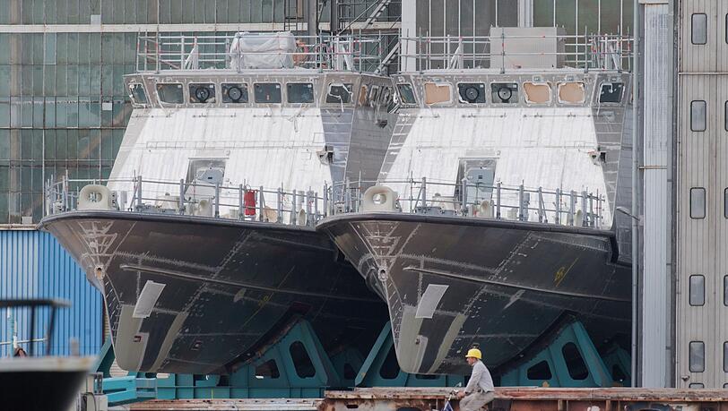 Patrouillenboote für Saudi-Arabien liegen auf dem Werftgelände der Peene-Werft.