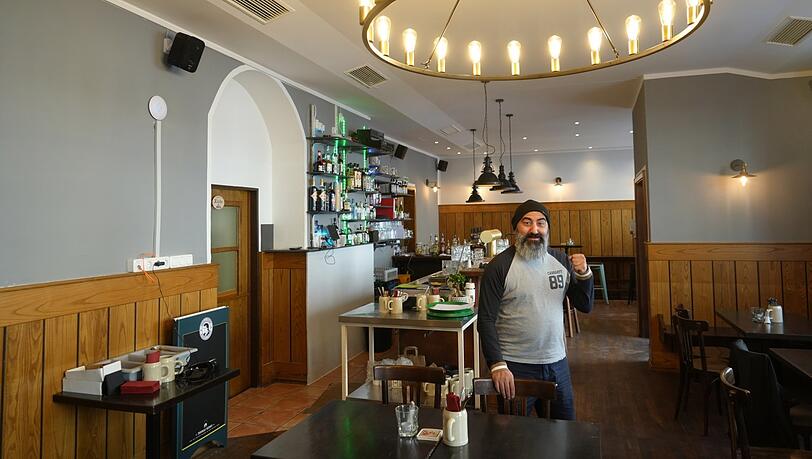 Ahmet Özkan ist in Neuhausen kein Unbekannter. Wenige Meter neben seiner neuen Wirtsbar Mathilda betreibt er schon die Gorilla-Bar. In der Mathilda gibt es vegane Speisen - gleichzeitig soll der neue Laden auch Kneipencharakter haben.