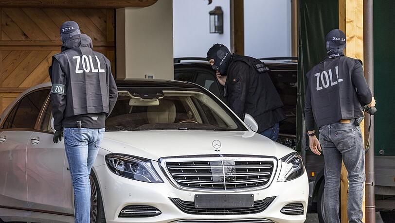 Zollbeamte stellen bei einer Razzia in einer Villa am Tegernsee Vermögenswerte sicher, die im Zusammenhang mit einem russischen Oligarchen stehen sollen. Unter anderem wurden aus der Villa mehrere hochwertige Fahrzeuge der Luxusklasse beschlagnahmt.
