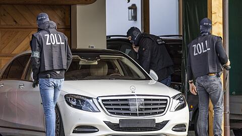 Zollbeamte stellen bei einer Razzia in einer Villa am Tegernsee Vermögenswerte sicher, die im Zusammenhang mit einem russischen Oligarchen stehen sollen. Unter anderem wurden aus der Villa mehrere hochwertige Fahrzeuge der Luxusklasse beschlagnahmt.