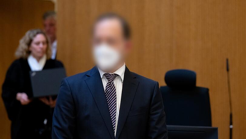 Der frühere Chefbuchhalter kommt in den Gerichtssaal.