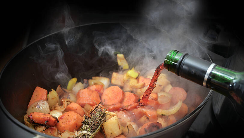 Rotwein kann beim Kochen vielseitig eingesetzt werden – von Saucen bis hin zu Desserts verleiht er vielen Gerichten Aroma.