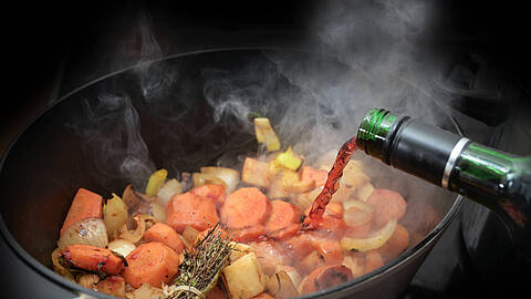 Rotwein kann beim Kochen vielseitig eingesetzt werden – von Saucen bis hin zu Desserts verleiht er vielen Gerichten Aroma.