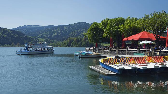 Am Schliersee gibt es mehrere Bootsverleihe – sei es für sogenannte Stand-up-Paddle oder Tretboote. Katja Wegener empfiehlt rund ums "bayerische Paradies" das Naturkneippbecken am Westufer unterhalb der Westerbergstraße zwischen Campingplatz und Rixneralm.