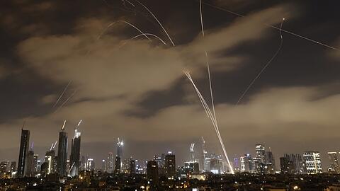 Die isralische Luftabwehr nimmt über Tel Aviv iranische Raketen ins Visier.