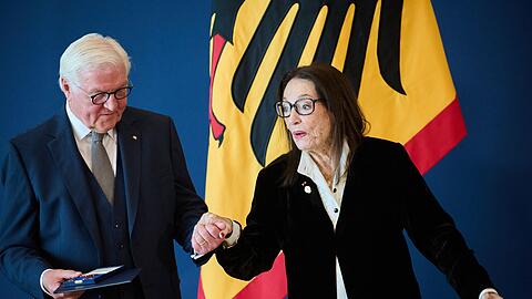 Steinmeier w&uuml;rdigte die geb&uuml;rtige Griechin nicht nur f&uuml;r ihr k&uuml;nstlerisches Wirken, sondern auch f&uuml;r ihr Engagement in der Politik.