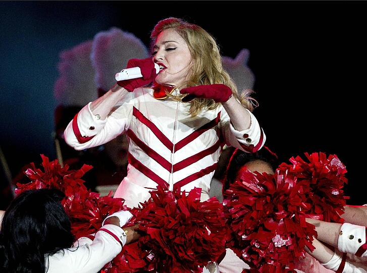 Madonna: 53-jährige Pop-Quenn und immer noch "sexy as hell" - sehen Sie hier die besten und heißesten Bilder ihrer Show in Rom.
