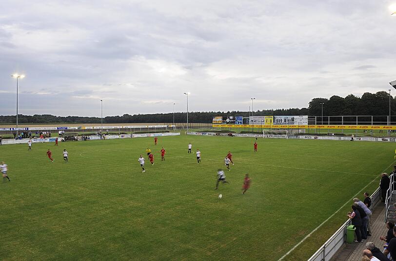 Das Spiel zwischen dem BSV Rheden und dem FC Bayern findet nicht im Stadion der Waldsportstätte in Rheden statt. Das Stadion ist zu klein. Stattdessen wird in Osnabrück gespielt.