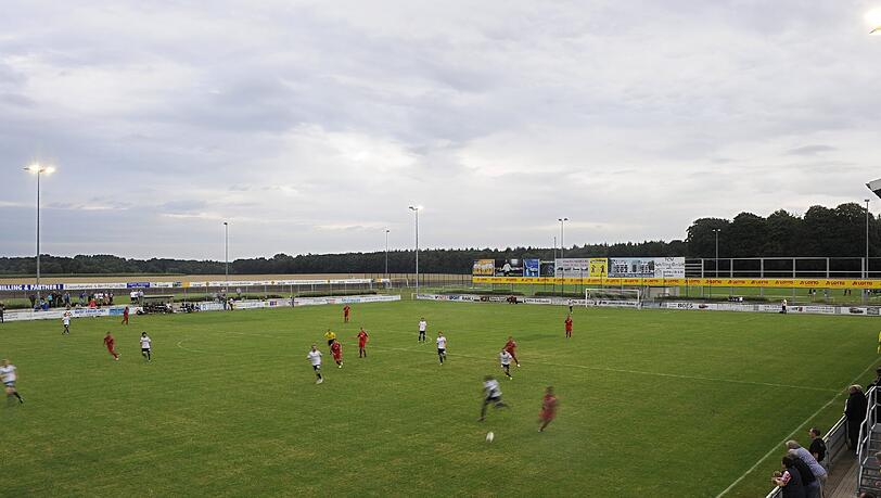Das Spiel zwischen dem BSV Rheden und dem FC Bayern findet nicht im Stadion der Waldsportstätte in Rheden statt. Das Stadion ist zu klein. Stattdessen wird in Osnabrück gespielt. Das Spiel zwischen dem BSV Rheden und dem FC Bayern findet nicht im Stadion der Waldsportstätte in Rheden statt. Das Stadion ist zu klein. Stattdessen wird in Osnabrück gespielt.