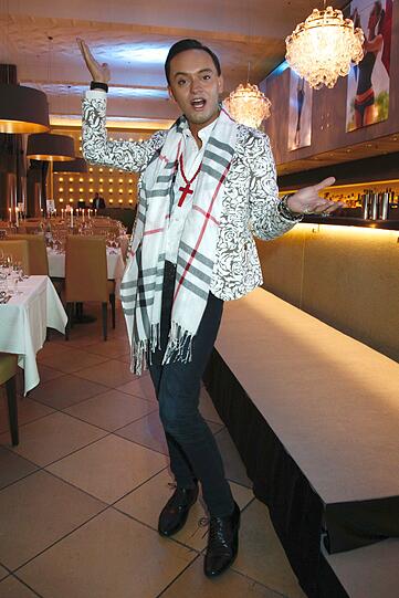 Aus dem Dschungel in den Glamour: Julian F. M. Stoeckel posiert beim "Ernsting's Family Fashion Dinner" im Rilano No.6 am Donnerstag für die Fotografen.