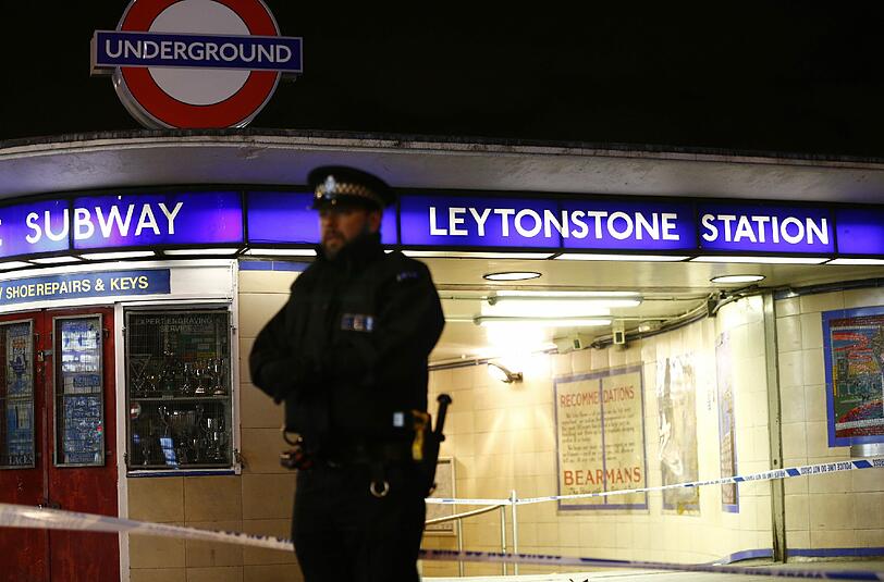Terrorakt in London: Ein Mann hat in einer U-Bahn-Station mit einer Machete drei Menschen verletzt.