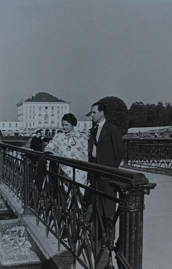 Peter und seine Schwester Kläre vorm Schloss Nymphenburg.