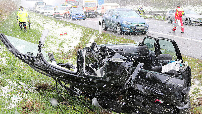 Unfall im Allgäu - eine 18-Jährige verlor ihr Leben, zwölf Menschen wurden verletzt. Unfall im Allgäu - eine 18-Jährige verlor ihr Leben, zwölf Menschen wurden verletzt.