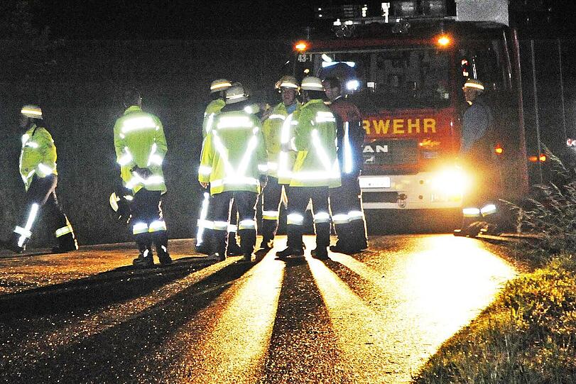 Nach der Kolision: Das Auto kam demoliert in einem Gebüsch neben der Straße zum Stehen.