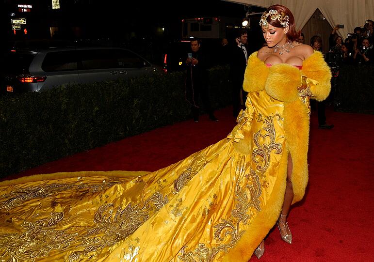 Rihanna in gelb.