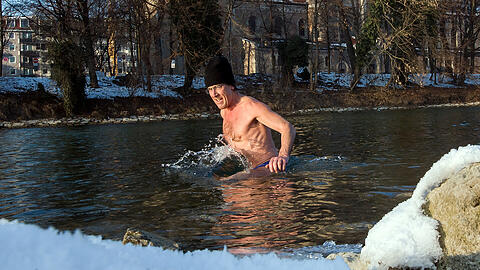 Nur mit Badehose und Mütze bekleidet steigt Norbert Mayer auch im Januar in die Isar.