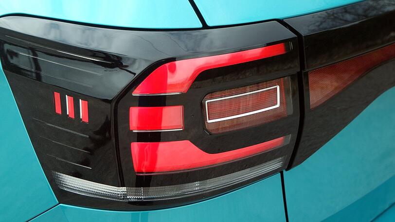 Die LED-Rücklichter des neuen VW T-Cross leuchten auch zur Seite.