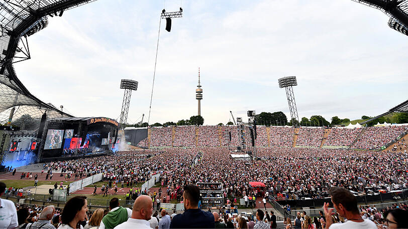 Volle Hütte im Olympiastadion: Andreas Gabalier rockte am Samstagabend in München vor 72.000 Zuschauern. Klicken Sie sich durch die Konzert-Bilder.