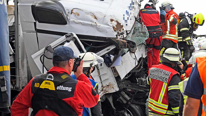 Spezialkräfte im Einsatz: Einer der Lastwagen hatte Klebstoffe geladen und war als Gefahrguttransporter gekennzeichnet.