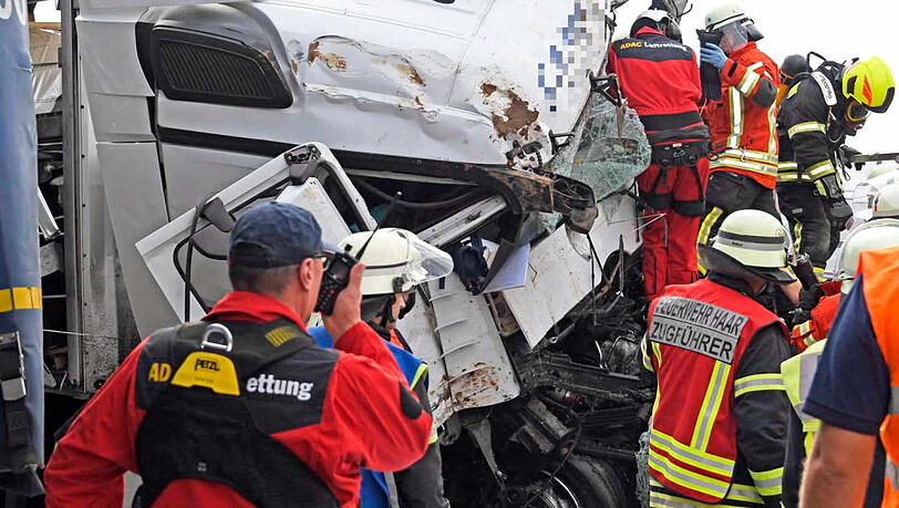 Spezialkräfte im Einsatz: Einer der Lastwagen hatte Klebstoffe geladen und war als Gefahrguttransporter gekennzeichnet. Spezialkräfte im Einsatz: Einer der Lastwagen hatte Klebstoffe geladen und war als Gefahrguttransporter gekennzeichnet.