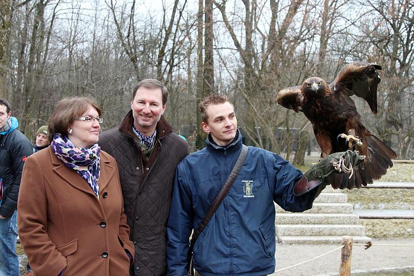 Die Greifvogel-Show im Tierpark hat jetzt eine richtige Zuschauertribüne bekommen. Am Dienstag wurde sie eröffnet.