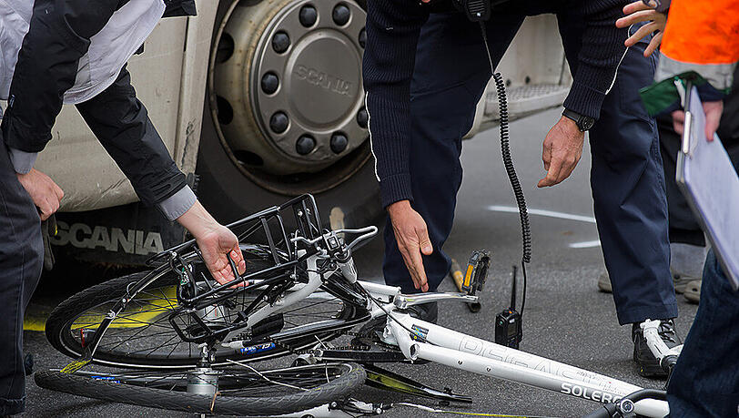 Die Frau wurde unter ihrem Fahrrad eingeklemmt. Glücklicherweise verletzte sie sich nur leicht. (Symbolbild) Die Frau wurde unter ihrem Fahrrad eingeklemmt. Glücklicherweise verletzte sie sich nur leicht. (Symbolbild)