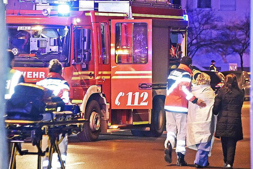Das Feuer brach nachts im dritten Stock aus. Die Bewohner des Hauses wurden vermutlich im Schlaf überrascht.