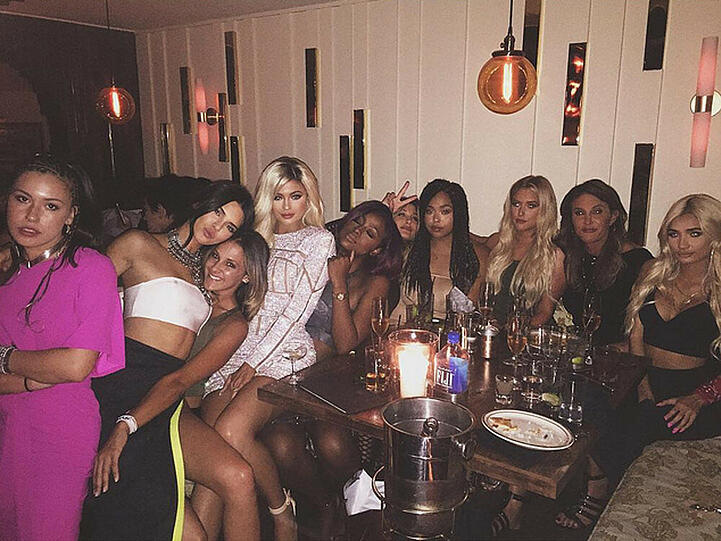 Volles Haus bei Kylies Geburtstagsparty: Ihre Schwestern Kendall (2.v.l.) und Khloe Kardashian (4.v.l.) sind dabei und auch Caitlyn (2.v.r.) lässt sich die Feier nicht entgehen