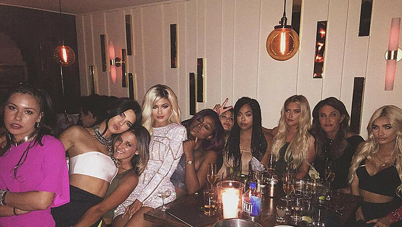 Volles Haus bei Kylies Geburtstagsparty: Ihre Schwestern Kendall (2.v.l.) und Khloe Kardashian (4.v.l.) sind dabei und auch Caitlyn (2.v.r.) lässt sich die Feier nicht entgehen Volles Haus bei Kylies Geburtstagsparty: Ihre Schwestern Kendall (2.v.l.) und Khloe Kardashian (4.v.l.) sind dabei und auch Caitlyn (2.v.r.) lässt sich die Feier nicht entgehen