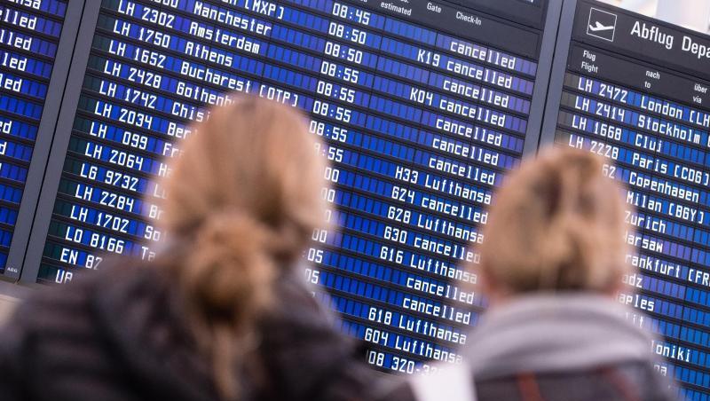 Zwei Frauen blicken auf dem Flughafen in München auf Anzeigetafeln. Foto: picture alliance / Matthias Balk/dpa / Archivbild Zwei Frauen blicken auf dem Flughafen in München auf Anzeigetafeln. Foto: picture alliance / Matthias Balk/dpa / Archivbild