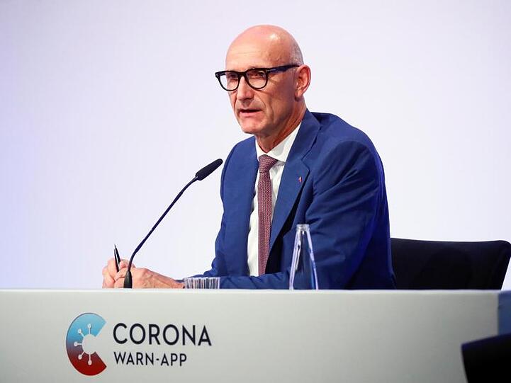 Timotheus Höttges, Vorstandsvorsitzender des deutschen Telekommunikationsriesen Deutsche Telekom AG, nimmt an der Präsentation der offiziellen Corona-Warn-App teil.