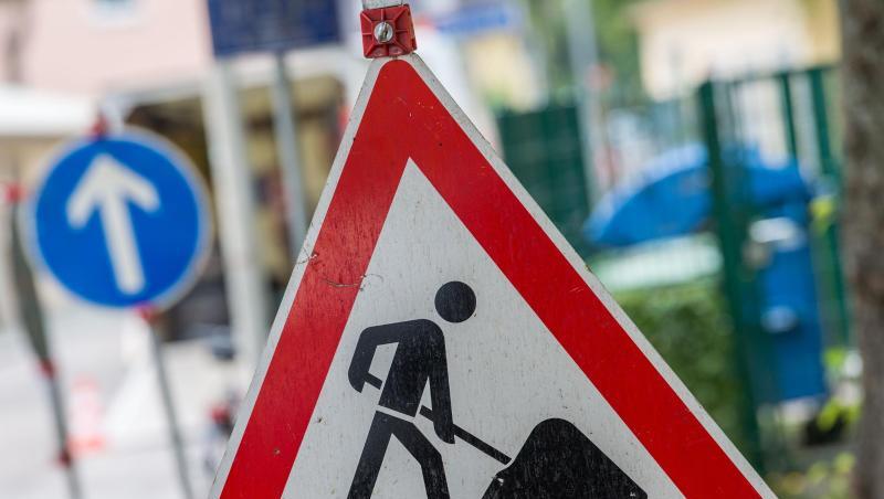 So ein ähnliches mobiles Straßenschild ist im Februar 2022 auf ein Auto gefallen. (Symbolbild)