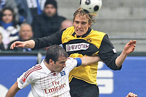 Hamburgs Van der Vaart (l.) und der Dortmunder Amedick im Duell