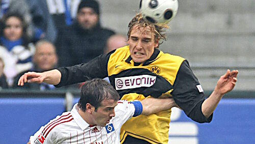 Hamburgs Van der Vaart (l.) und der Dortmunder Amedick im Duell Hamburgs Van der Vaart (l.) und der Dortmunder Amedick im Duell