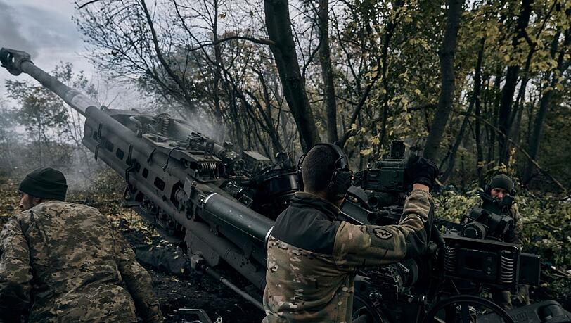 Ukrainische Soldaten feuern aus einer von den USA gelieferten Haubitze M777.