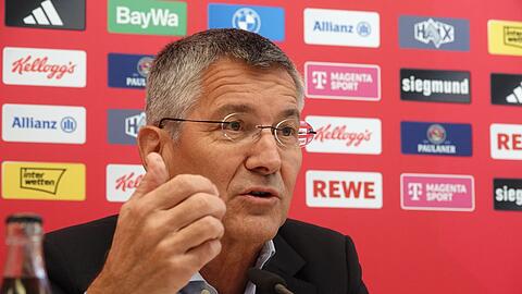 Vereinspräsident Herbert Hainer spricht auf einer Pressekonferenz.