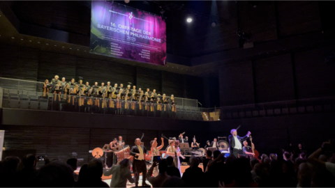 Carl Orff meets Techno in der Isarphilarmonie. Bei den Zugaben tanzte nicht nur das Publikum – das ganze Ensemble war in Bewegung.