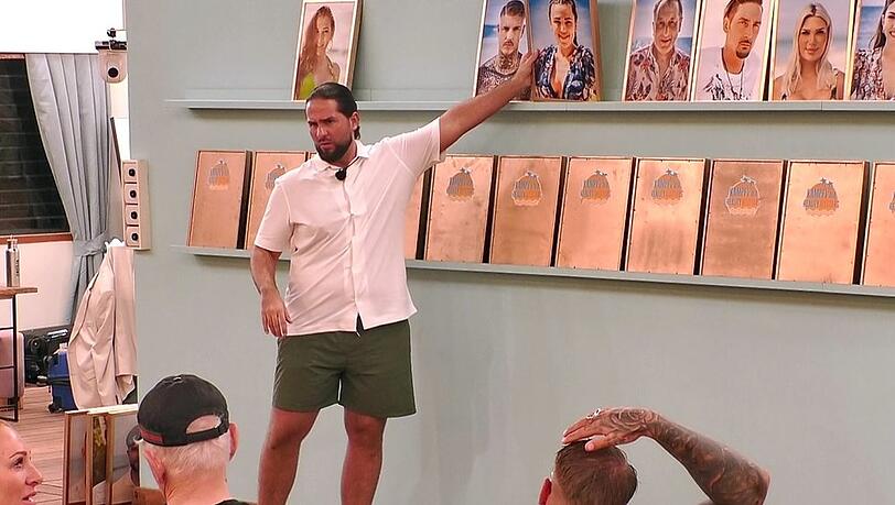 "Wand der Wahrheit": Nach der Frage nach dem lustigsten Kandidaten f&uuml;hlt sich ein Promi beleidigt.