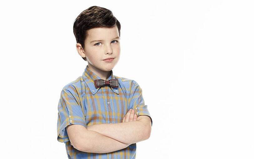 Der junge Sheldon (Iain Armitage) hat es nicht einfach, als Genie in Texas bei einer "normalen" Familie aufzuwachsen. Für ihn zählt Wissenschaft mehr als Kirche und Football. Der junge Sheldon (Iain Armitage) hat es nicht einfach, als Genie in Texas bei einer "normalen" Familie aufzuwachsen. Für ihn zählt Wissenschaft mehr als Kirche und Football.