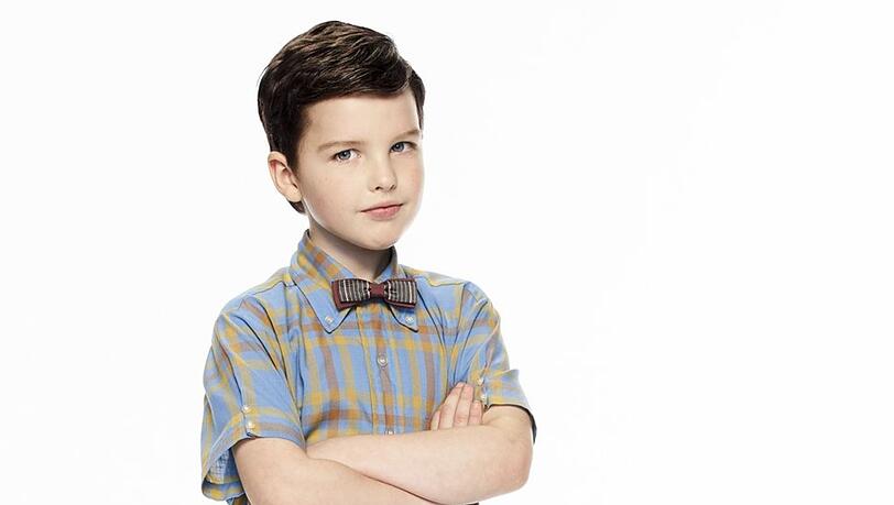 Der junge Sheldon (Iain Armitage) hat es nicht einfach, als Genie in Texas bei einer "normalen" Familie aufzuwachsen. Für ihn zählt Wissenschaft mehr als Kirche und Football. Der junge Sheldon (Iain Armitage) hat es nicht einfach, als Genie in Texas bei einer "normalen" Familie aufzuwachsen. Für ihn zählt Wissenschaft mehr als Kirche und Football.