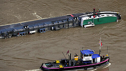 Der riesige Säuretanker liegt auf dem Rhein Der riesige Säuretanker liegt auf dem Rhein
