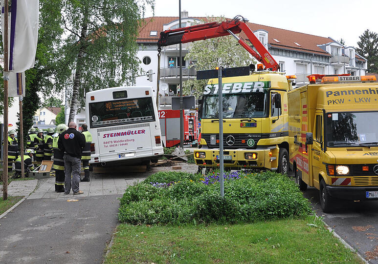 Waldkraiburg: Der Bus überfuhr zwei Bäume, nachdem der Fahrer hinter dem Steuer das Bewusstsein verlor