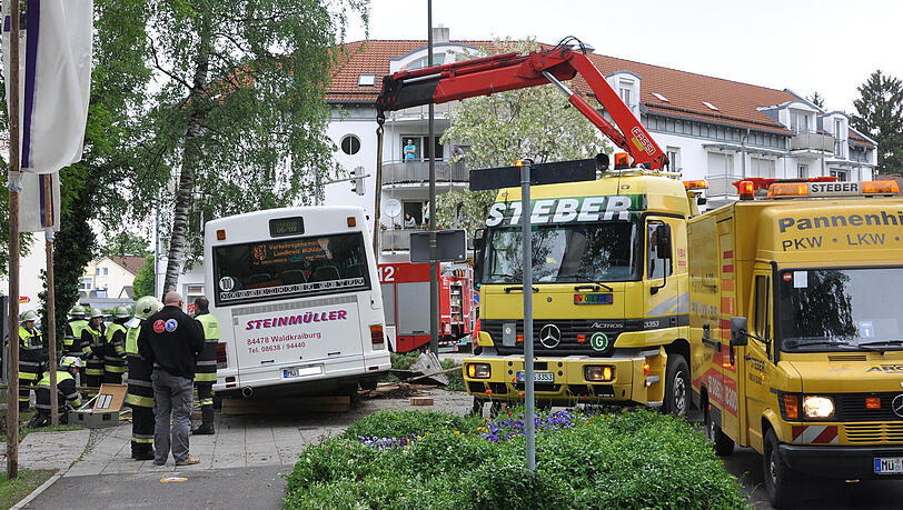 Waldkraiburg: Der Bus überfuhr zwei Bäume, nachdem der Fahrer hinter dem Steuer das Bewusstsein verlor Waldkraiburg: Der Bus überfuhr zwei Bäume, nachdem der Fahrer hinter dem Steuer das Bewusstsein verlor