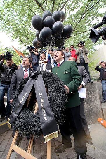 NSU-Prozess am 06.05.2013 am Landgericht München. Mitglieder der BIG-Partei legen einen schwarzen Kranz für die NSU-Opfer vor dem Gericht nieder.