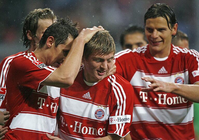 Toni Kroos (seit 2006 bei Bayern):Uli Hoeneß reservierte ihm schon das Trikot mit der Nummer 10, als er noch in der zweiten Mannschaft kickte. 2006 hatte Bayern den damals 16-Jährigen aus Rostock geholt, inklusive allerlei Nachzahlungen kostete er 2,3 Millionen Euro. In seinem ersten Spiel für die Profis beim 5:0 gegen Cottbus führte Kroos (Foto: Rauchensteiner/AK) sich gleich mit zwei Vorlagen ein. Doch erst nach eineinhalb Lehrjahren in Leverkusen, startete der geniale Passgeber richtig durch. Mit der Rückennummer 39.