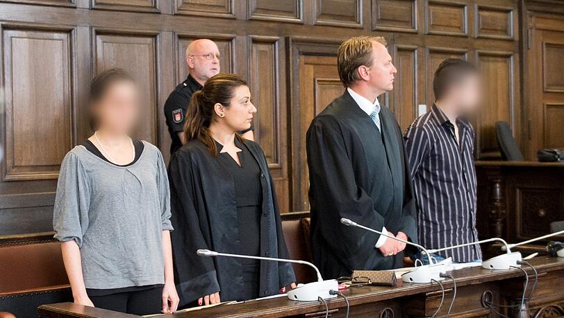 Die Eltern der getöteten Yagmur (l und r) stehen am 11.06.2014 zu Beginn des Prozesses im Landgericht in Hamburg in einem Gerichtssaal neben ihren Verteidiger Sultan Maden-Celik (2.v.l.) und Carsten Kerschies (2.v.r.). Die Eltern der getöteten Yagmur (l und r) stehen am 11.06.2014 zu Beginn des Prozesses im Landgericht in Hamburg in einem Gerichtssaal neben ihren Verteidiger Sultan Maden-Celik (2.v.l.) und Carsten Kerschies (2.v.r.).