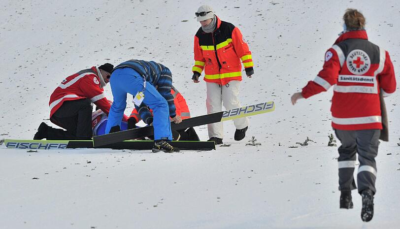 2.1.2011: Der Finne Ville Larinto wird beim Neujahrsspringen von einer Windböe erfasst und stürzt bei der Landung. Ein Kreuzbandriss und das vorzeitige WM-Aus sind das Ergebnis für den Mitfavoriten auf den Gesamtsieg der Vierschanzentournee.