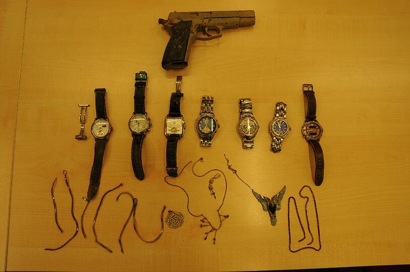 Munition, Rauchgranaten, Flak-Munition, Schmuck und Uhren lagen in der Isar. Ein Einbrecher hat die Polizei zu seinem Unterwasser-Versteck geführt. Die Bilder vom Fund...