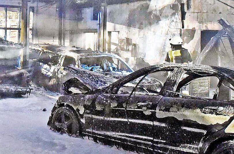 Die Bilder vom Feuerwehreinsatz in Krailling: Das Feuer ist in einer Autowerkstatt ausgebrochen, etliche Luxus-Fahrzeuge wurden beschädigt, der Schaden beläuft sich auf rund zweieinhalb Millionen Euro.